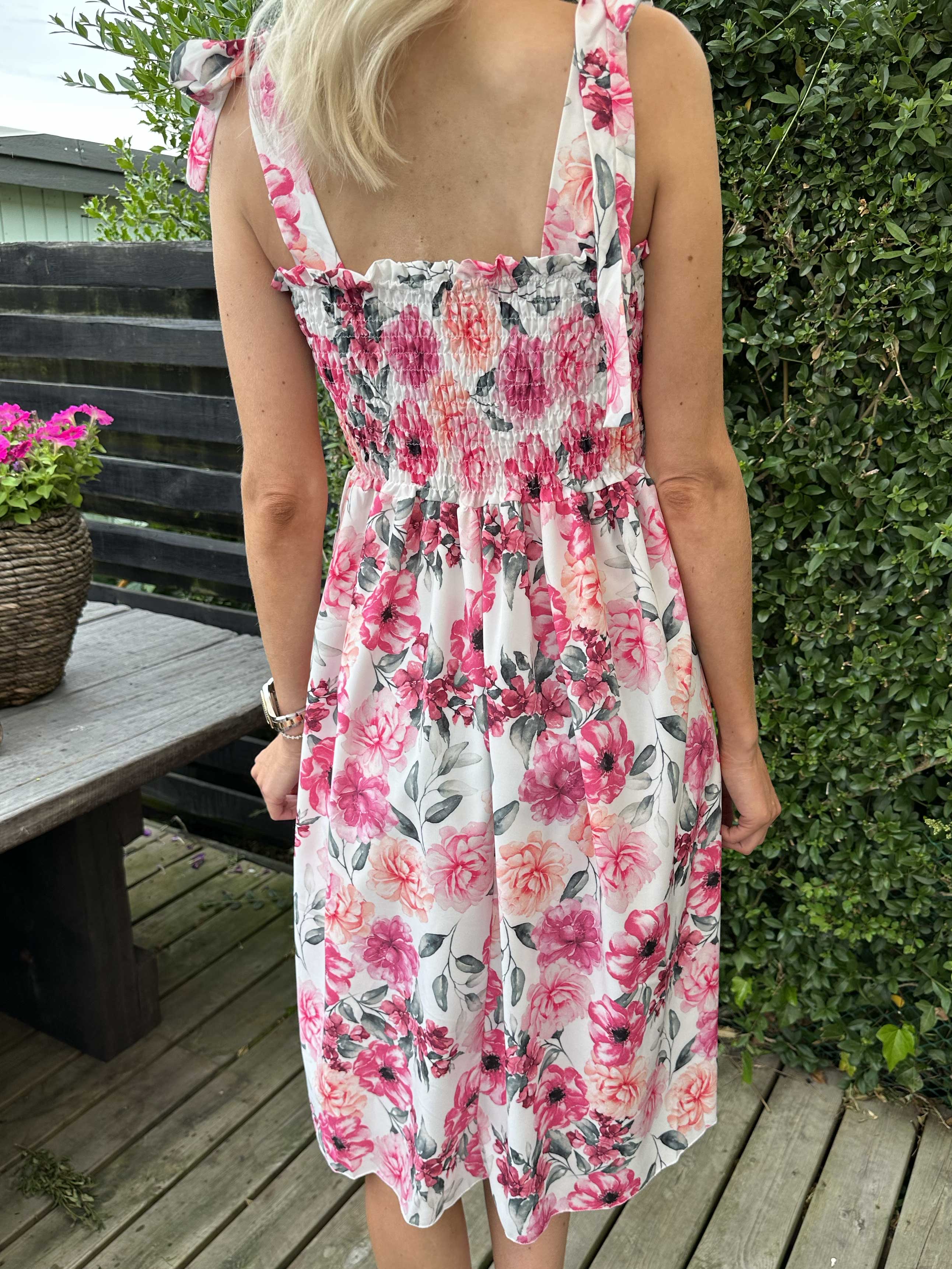 Ametrin - Kjole med sløjfe på stropperne og smock